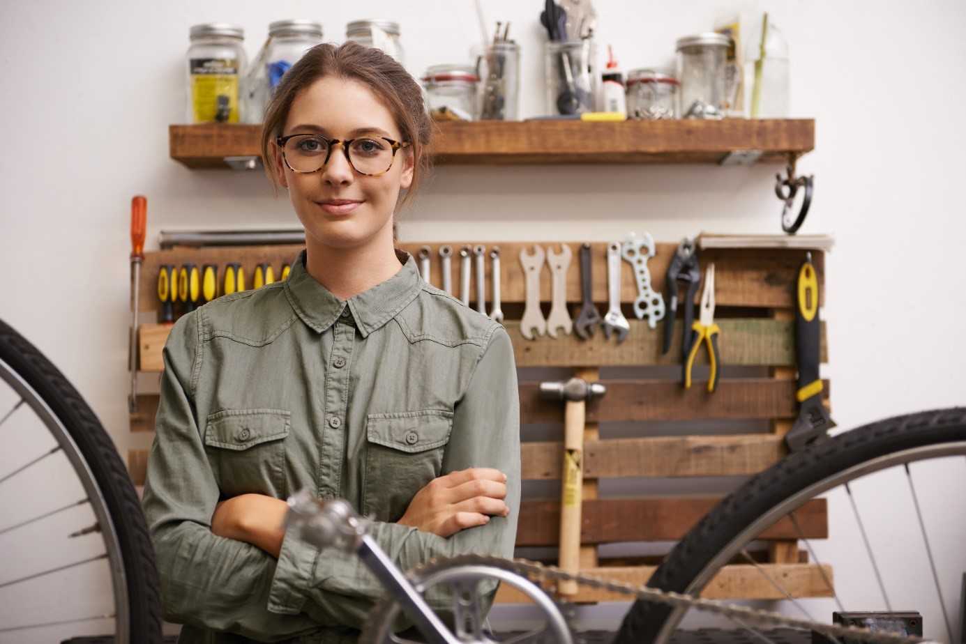 Das Foto zeigt eine junge Frau als Angestellte in einer Fahrradwerkstatt.