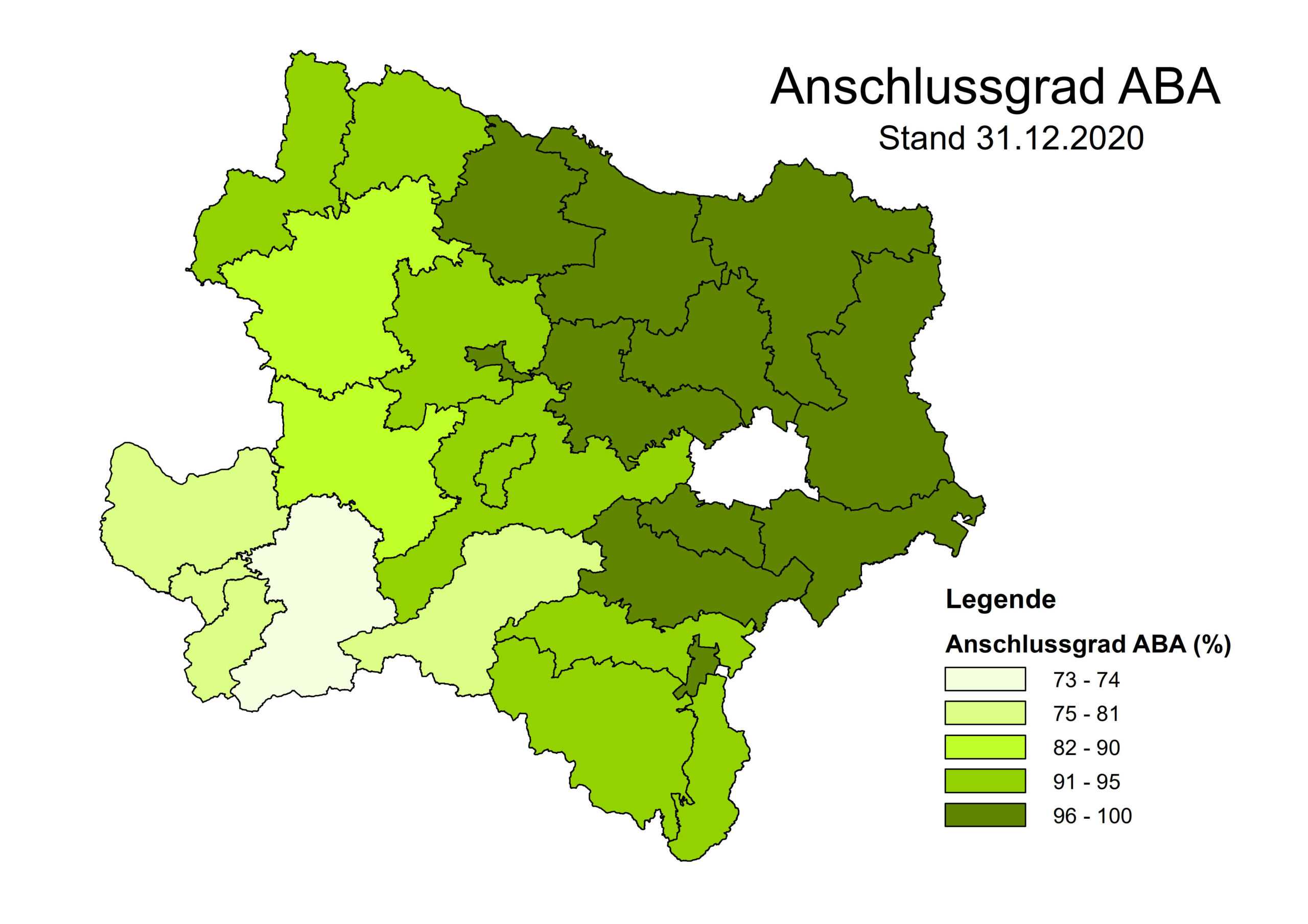 Die Karte zeigt den Anschlussgrad an öffentlichen Abwasserbeseitigungsanlagen in NÖ. Dieser liegt bei rund 94,5 % bezogen auf die Einwohner mit Hauptwohnsitz. (Kleine Genossenschaften für einige Objekte wurden dabei nicht berücksichtigt.) Die räumliche Verteilung ist dabei sehr unterschiedlich, wie die beiliegende Karte mit den Werten für die einzelnen Bezirke zeigt. Diese ist primär durch die unterschiedlichen Siedlungsstrukturen bedingt. In Gebieten mit hohem Streusiedlungsanteil (z.B. Alpenvorland) ist es auch gar nicht sinnvoll, einen Anschlussgrad wie etwa im Weinviertel zu erreichen, sondern wird ein an die Gegebenheiten angepasstes Konzept immer einen erklecklichen Anteil an Einzel-Kläranlagen oder Senkgruben beinhalten.