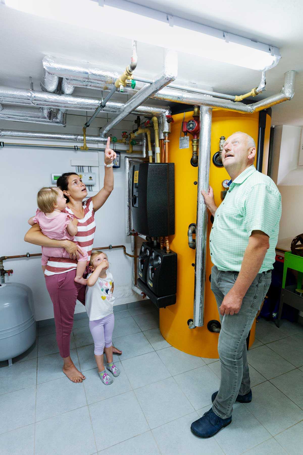 Der Euratsfelder Bürgermeister Weingartner auf Besuch bei einer Familie, die von der Nahwärme profitiert. In zersiedelten Gebieten wäre ein Anschluss an die Fernwärme mit hohem Aufwand und hohem Energieverlust verbunden.