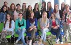 Das Foto zeigt ein Gruppenbild junger Frauen am HTL4girls Tag.