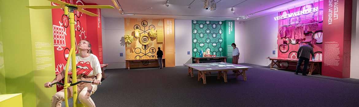 Das Foto zeigt eines Szene aus dem Museum Niederösterreich. 4 Personen experimentieren mit den Ausstellungsstücken.