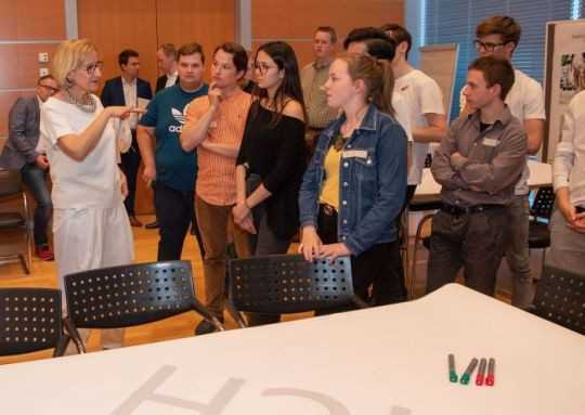 Das Foto zeigt Landeshauptfrau Mikl-Leitner diskutierend mit einer Gruppe junger Menschen am Jugend-Klimagipfel 2019.