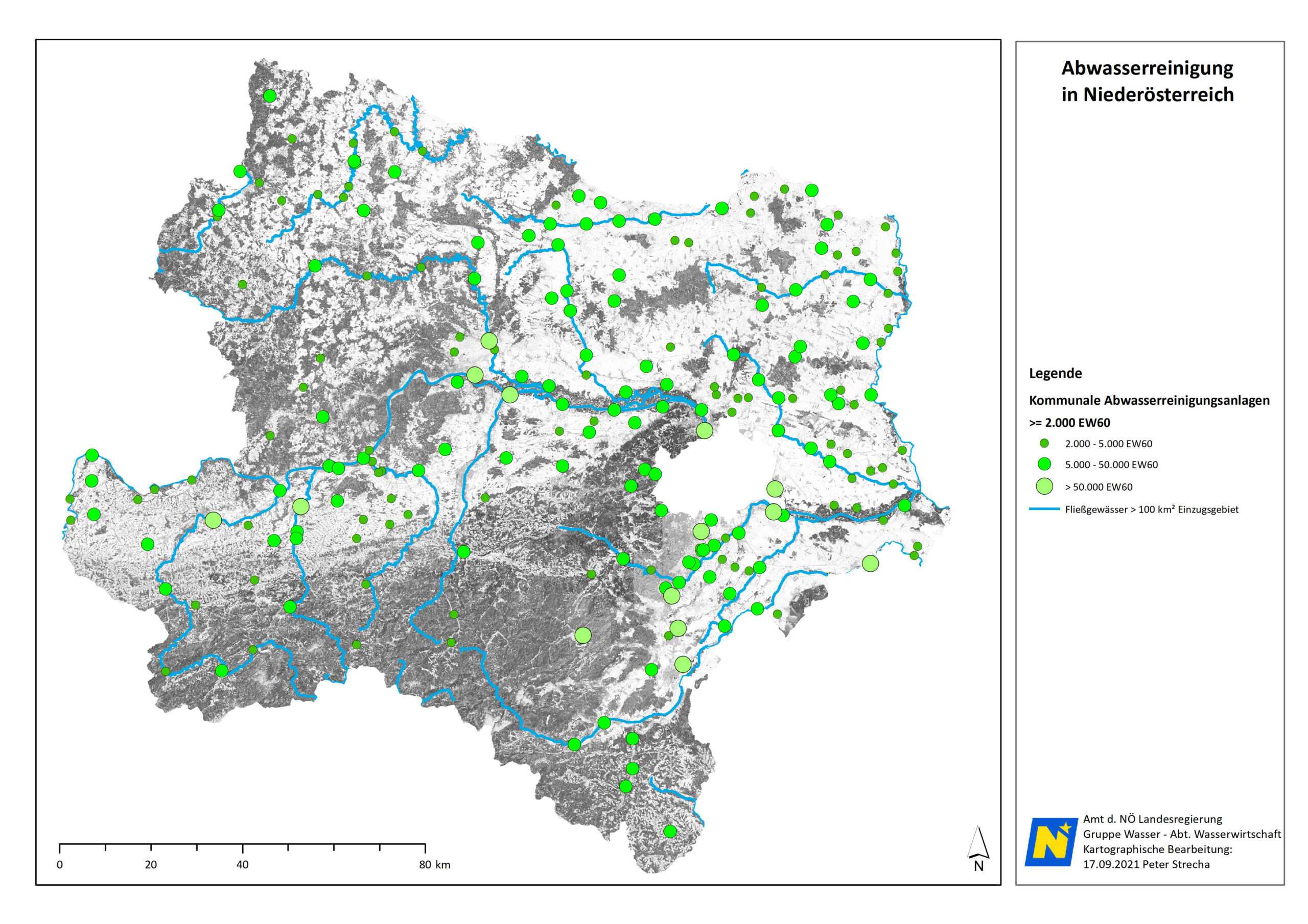 Die Grafik zeigt auf einer NÖ Landkarte verortetet Kläranlagen. In Niederösterreich leisten insgesamt 187 kommunale Kläranlagen größer 2.000 EW (Einwohnerwerte) mit einer Ausbaukapazität von insgesamt rund 4,1 Mio Einwohnerwerte einen großen Anteil zum Gewässerschutz. Dabei tragen die 14 Kläranlagen größer 50.000 EW mit einem Anteil von knapp 54 % der Kapazität, sowie die 96 Kläranlagen zwischen 5000 und 50000 EW mit rd. 40 % der Kapazität den Hauptanteil der Abwasserreinigung. Das restliche Abwasser wird dezentral über Kleinkläranlagen und Senkgruben entsorgt.